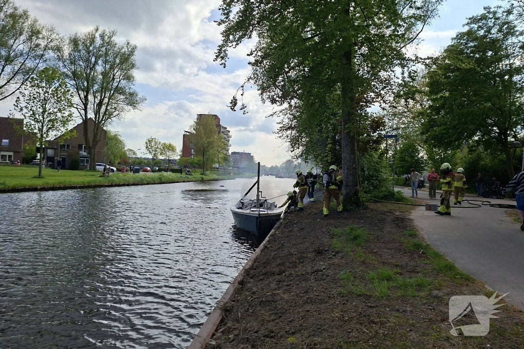 Brandweer blust felle brand op kleine zeilboot