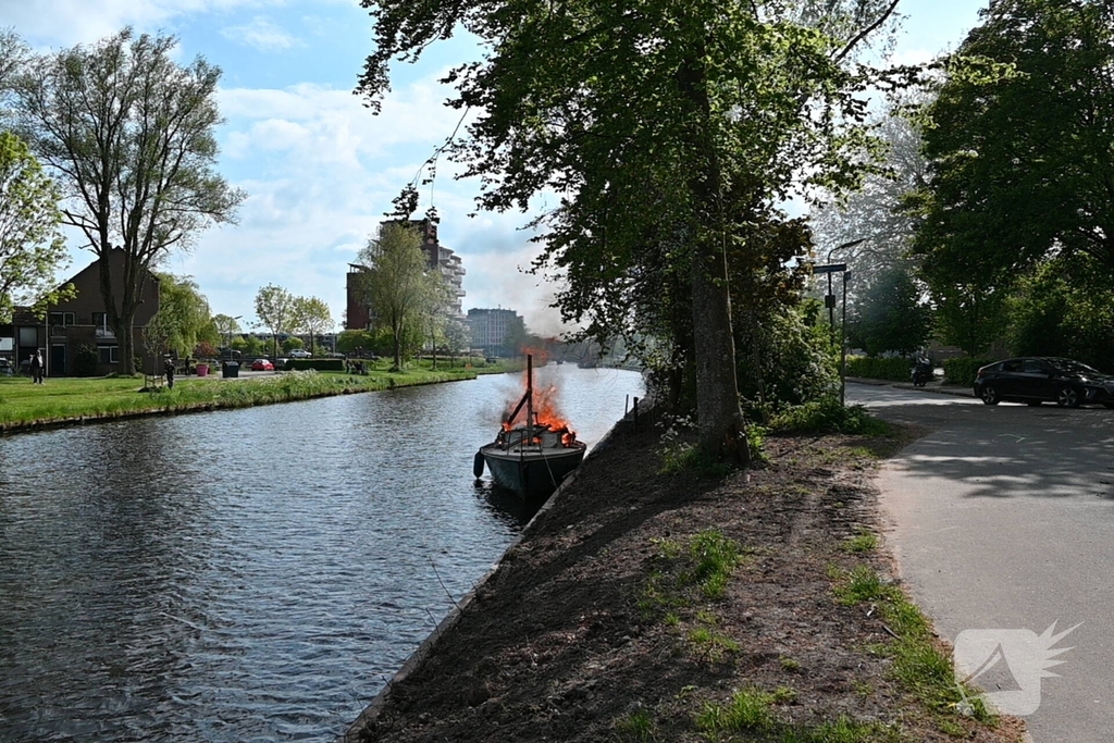 Brandweer blust felle brand op kleine zeilboot
