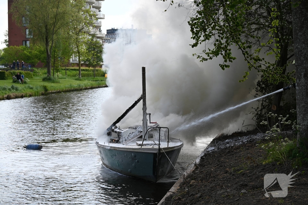 Brandweer blust felle brand op kleine zeilboot