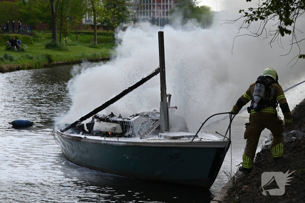 Brandweer blust felle brand op kleine zeilboot