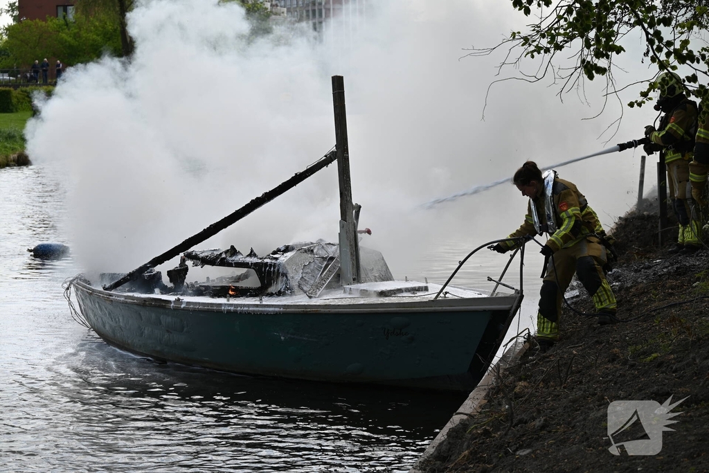 Brandweer blust felle brand op kleine zeilboot