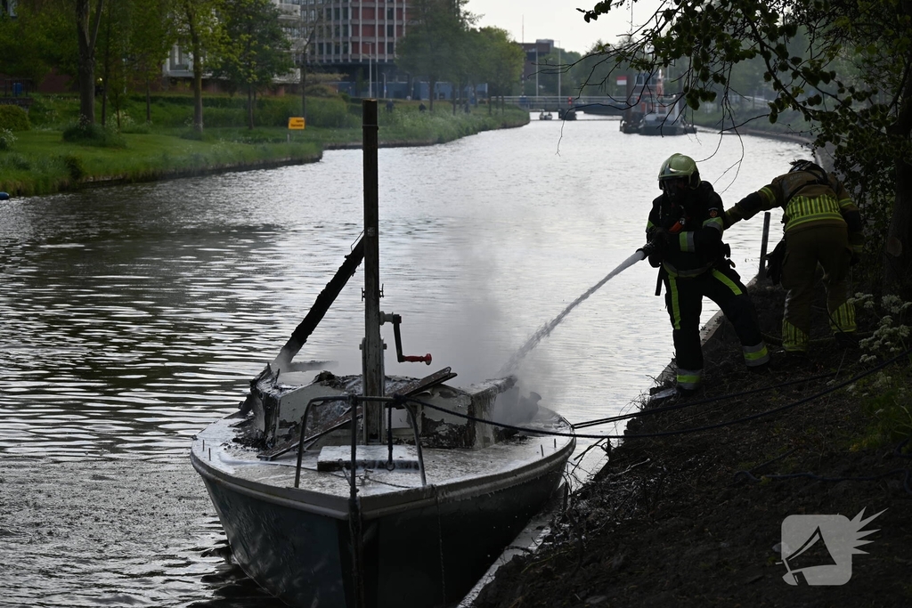 Brandweer blust felle brand op kleine zeilboot