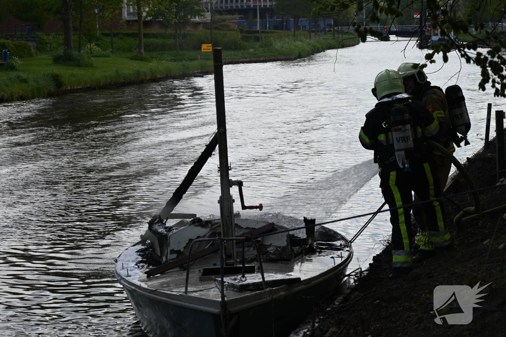 Brandweer blust felle brand op kleine zeilboot