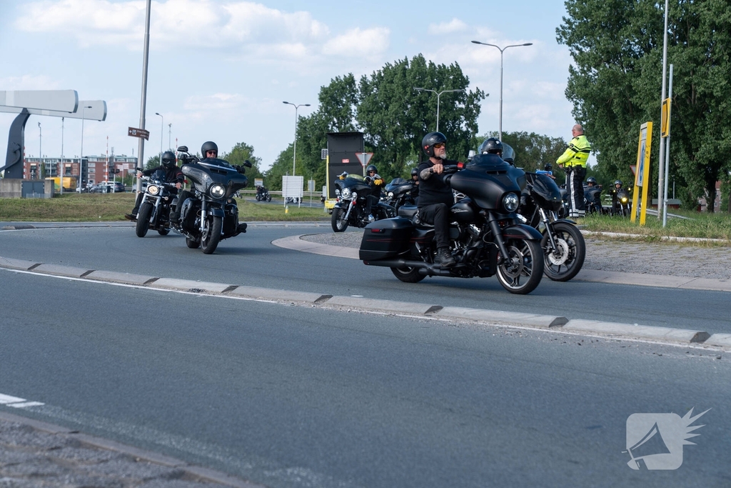 Politie, Mobiele Eenheid en provincie aanwezig bij rouwstoet motorclub
