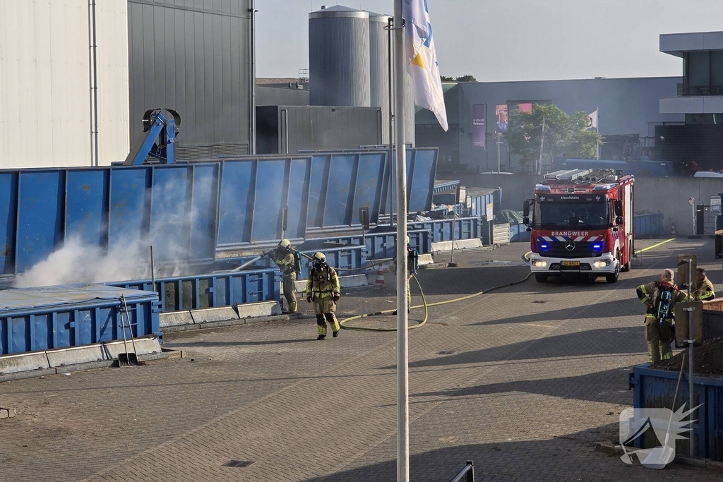 Containerbrand bij recyclingstation