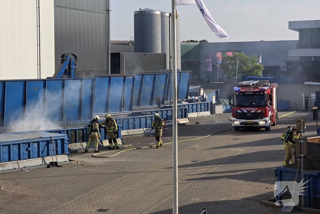 Containerbrand bij recyclingstation