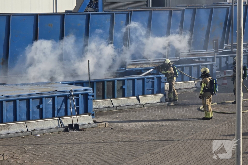 Containerbrand bij recyclingstation