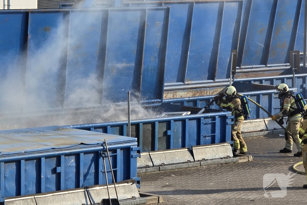 Containerbrand bij recyclingstation