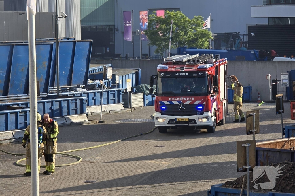 Containerbrand bij recyclingstation