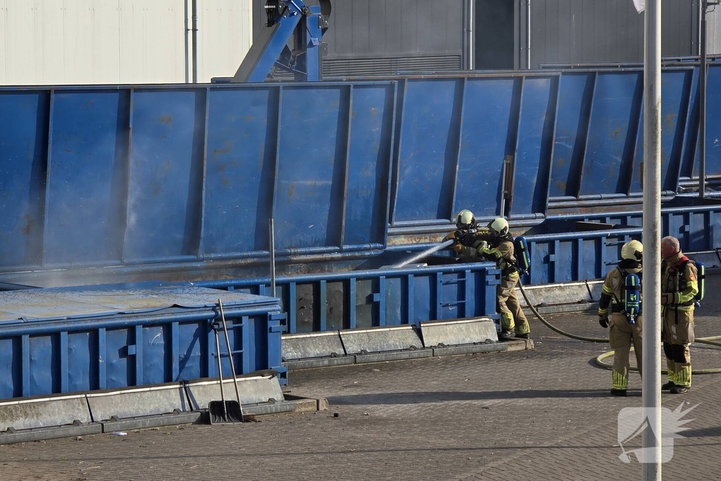 Containerbrand bij recyclingstation
