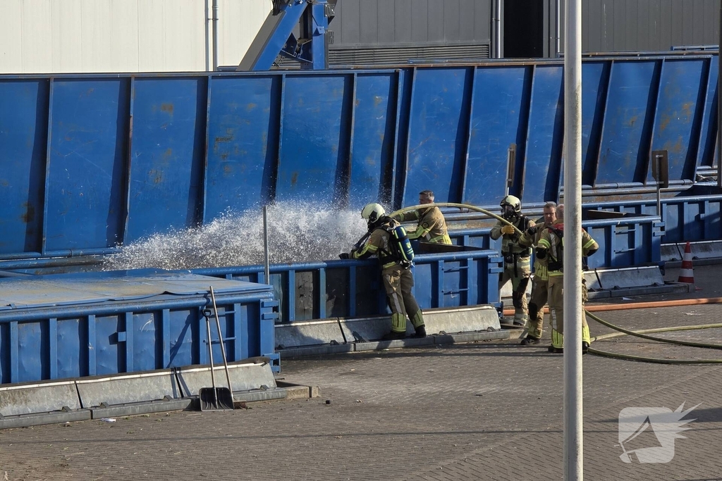 Containerbrand bij recyclingstation