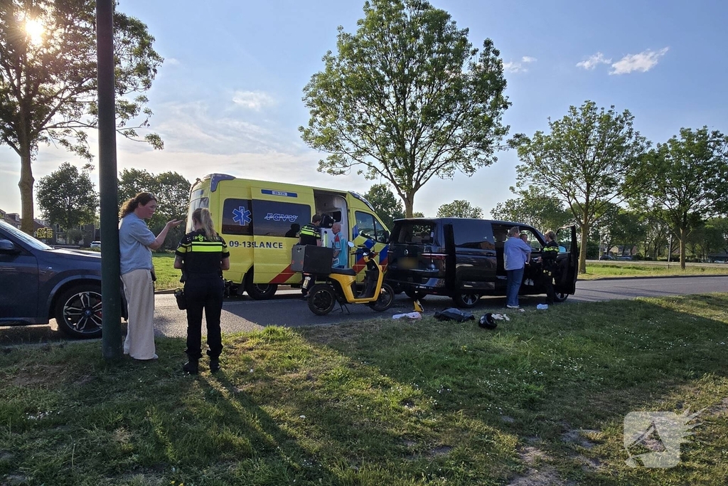 Scooterrijder botst achterop bestelbus