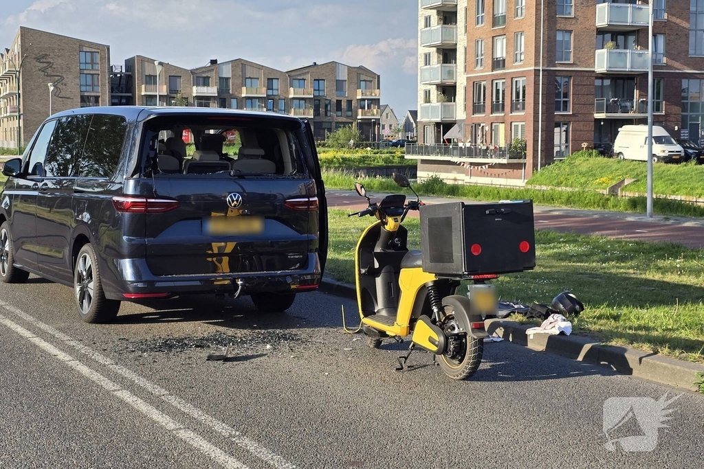 Scooterrijder botst achterop bestelbus