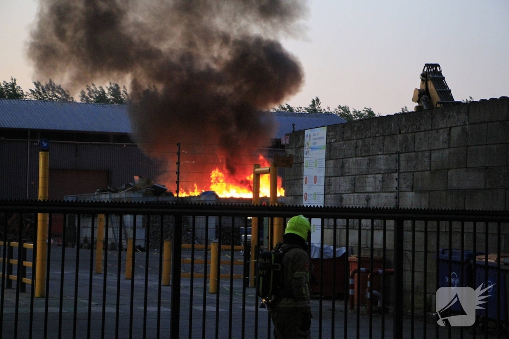Industriebrand bij bedrijfspand opgeschaald naar middelbrand
