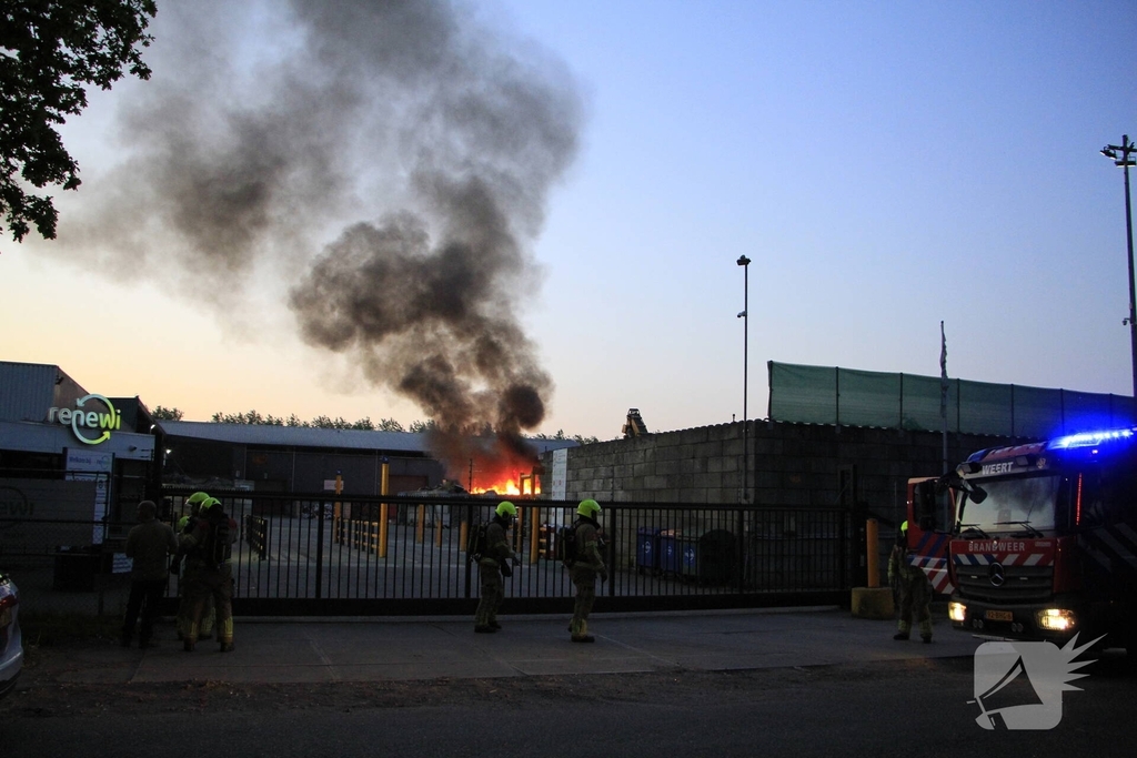 Industriebrand bij bedrijfspand opgeschaald naar middelbrand