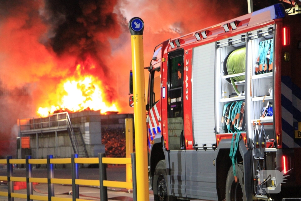 Industriebrand bij bedrijfspand opgeschaald naar middelbrand