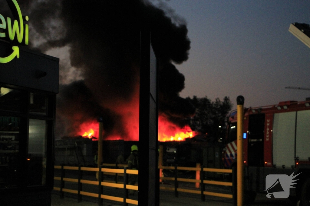 Industriebrand bij bedrijfspand opgeschaald naar middelbrand