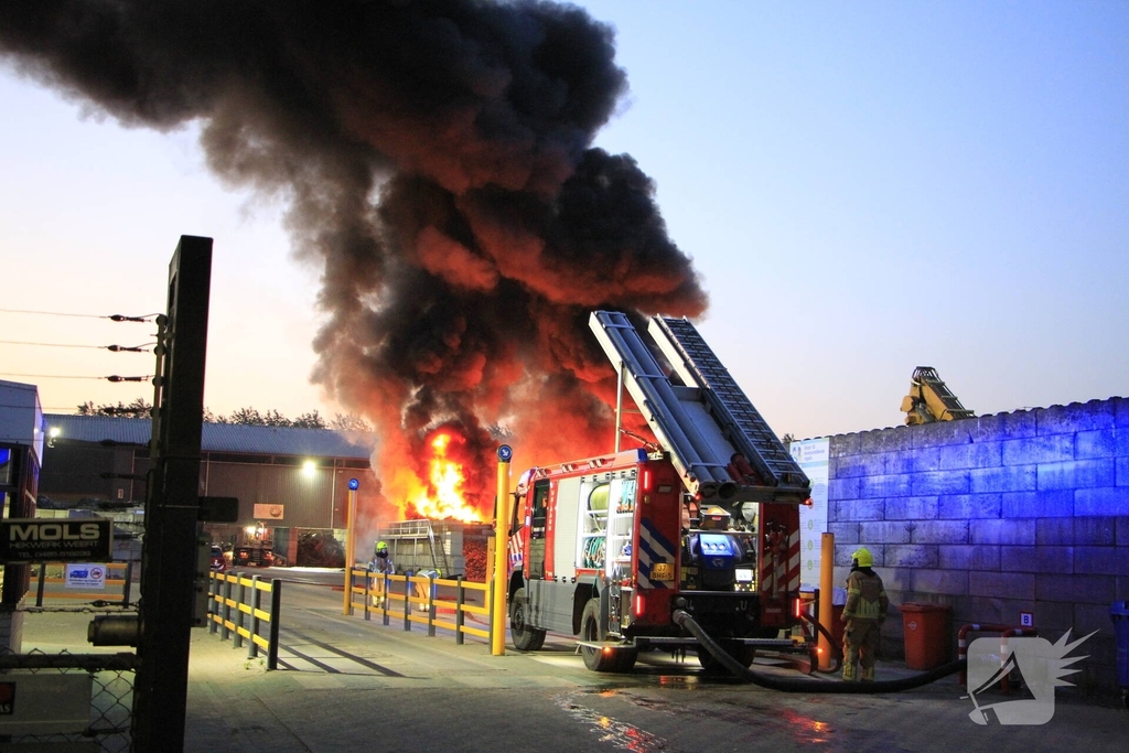 Industriebrand bij bedrijfspand opgeschaald naar middelbrand