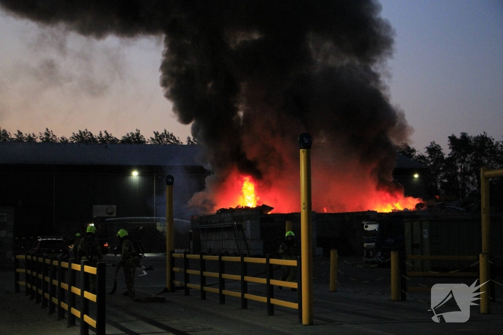 Industriebrand bij bedrijfspand opgeschaald naar middelbrand