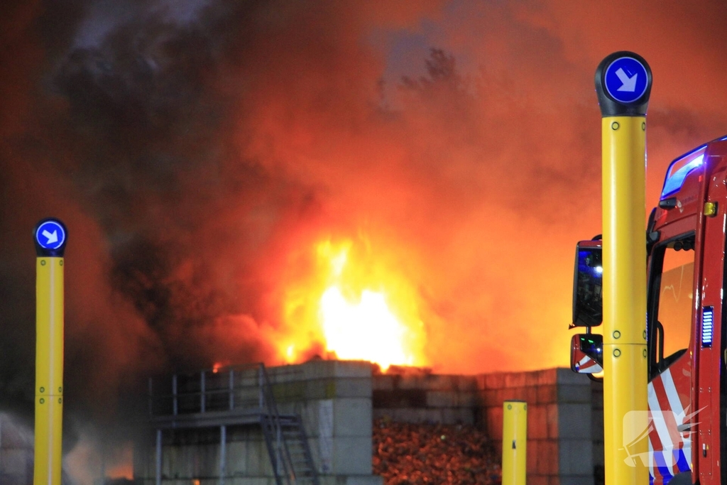 Industriebrand bij bedrijfspand opgeschaald naar middelbrand