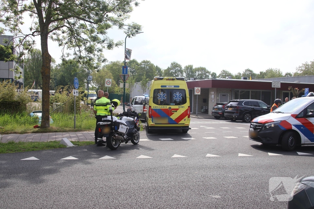 Omstanders halen inzittenden uit te water geraakt voertuig