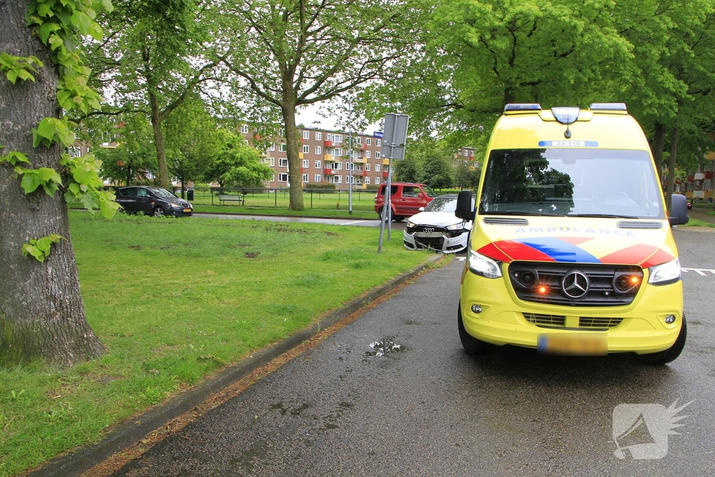 Auto botst in flank en draait om na ongeval