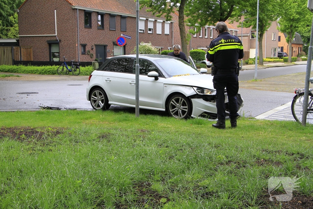 Auto botst in flank en draait om na ongeval