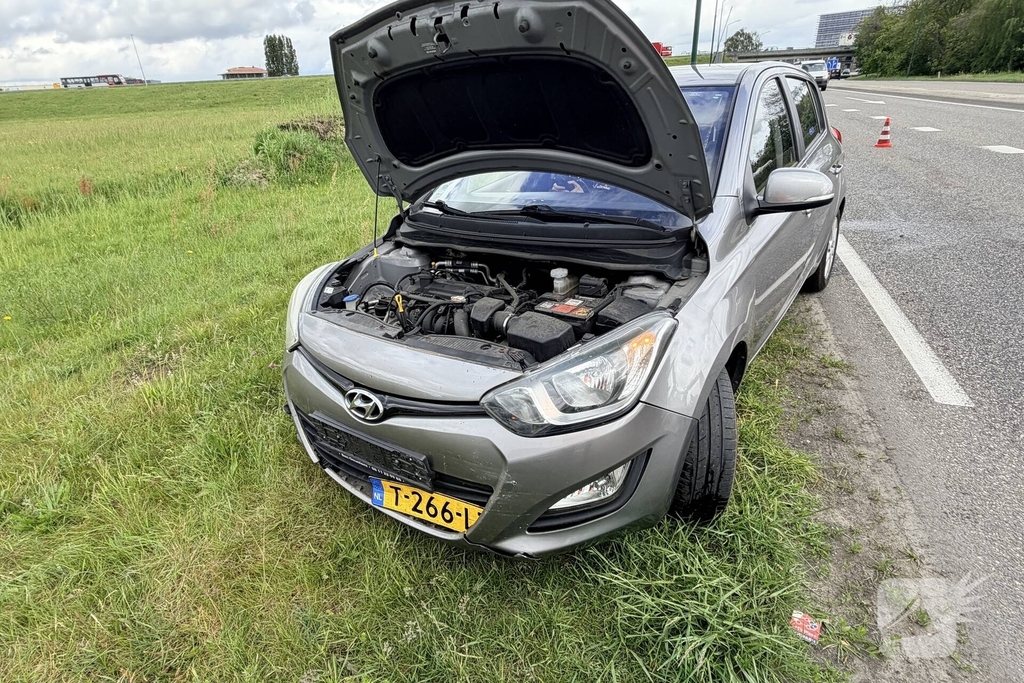 Kopstaart aanrijding met drie voertuigen