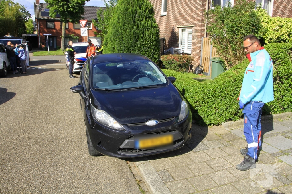 Fietsster gewond na aanrijding met auto