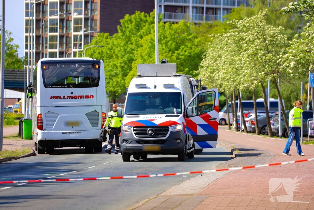 Chauffeur aangehouden nadat fiets onder touringcar belandt