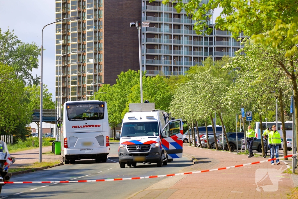 Chauffeur aangehouden nadat fiets onder touringcar belandt