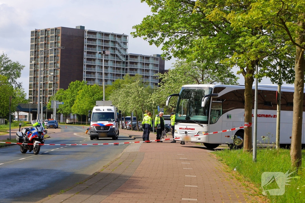 Chauffeur aangehouden nadat fiets onder touringcar belandt