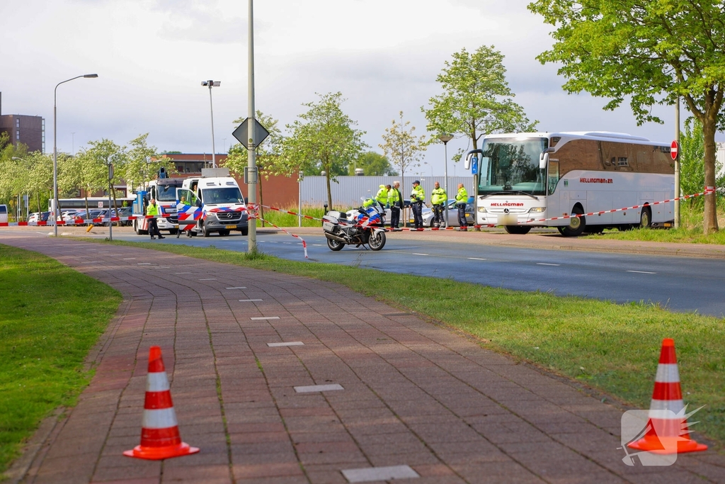 Chauffeur aangehouden nadat fiets onder touringcar belandt