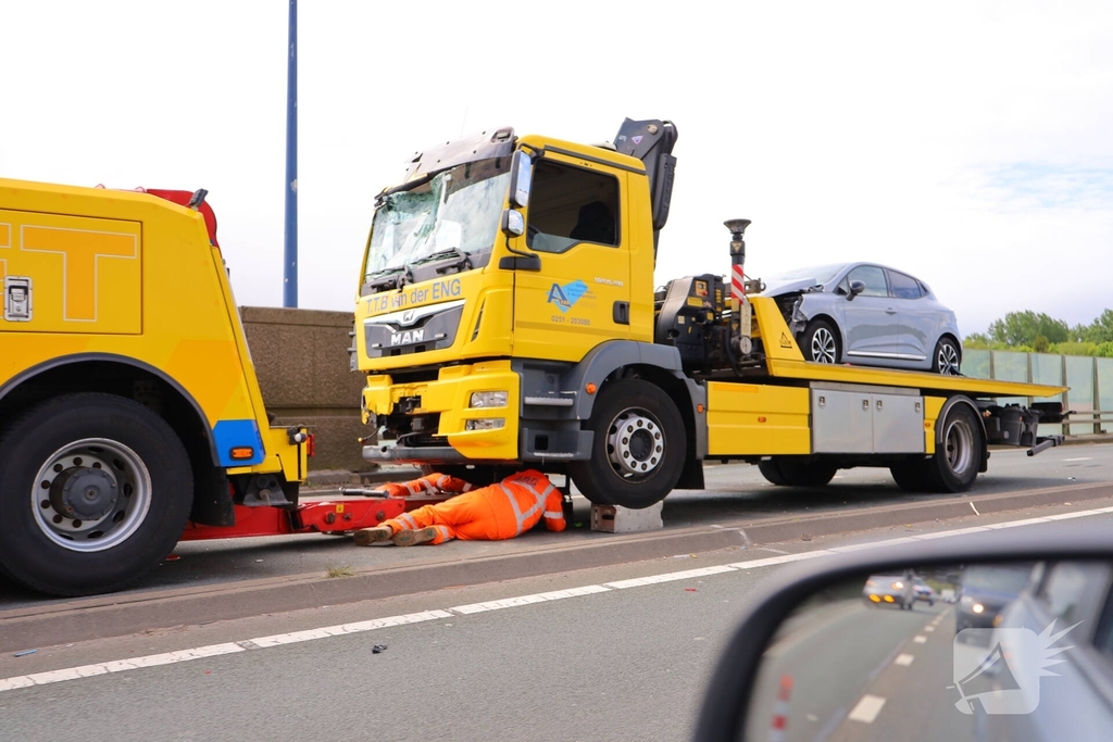 Wegdek vol olie na aanrijding tussen camper en bergingsvoertuig