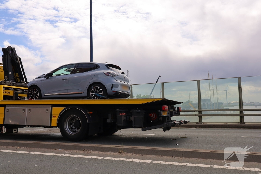 Wegdek vol olie na aanrijding tussen camper en bergingsvoertuig