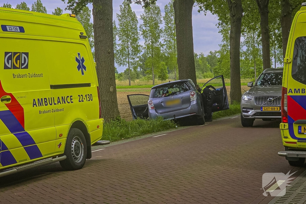 Auto botst frontaal tegen boom twee gewonden