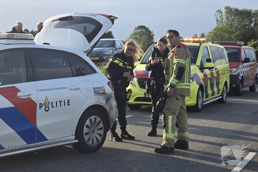 Auto's vliegen in brand na frontale botsing