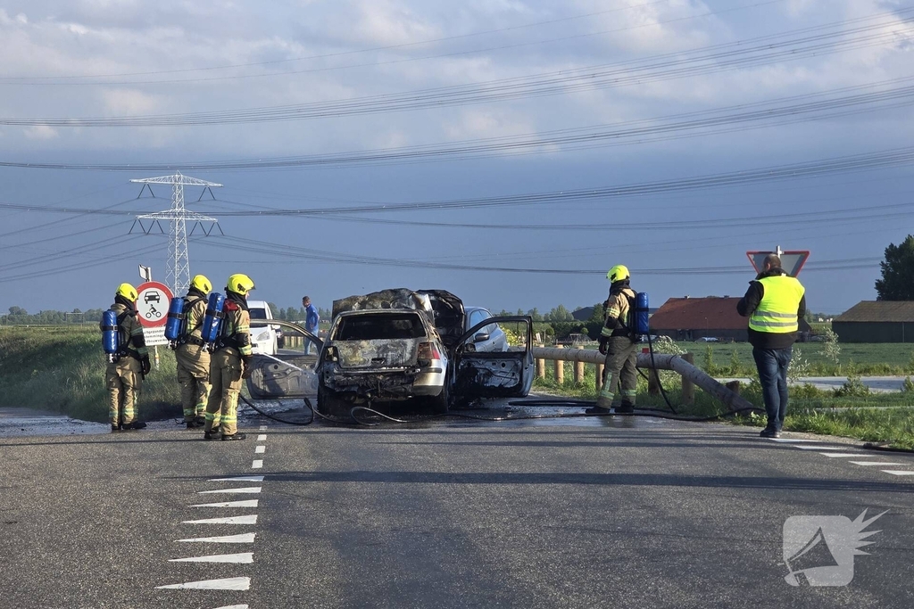 Auto's vliegen in brand na frontale botsing