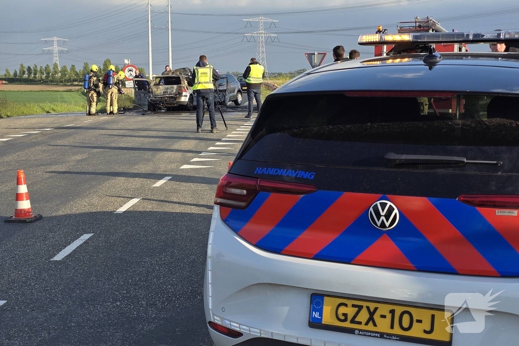Auto's vliegen in brand na frontale botsing