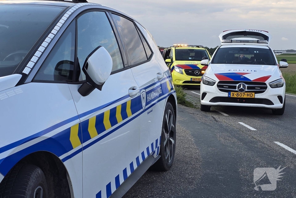 Auto's vliegen in brand na frontale botsing