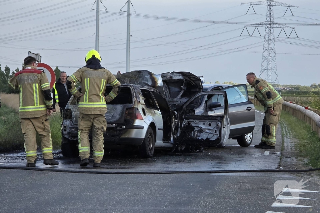 Auto's vliegen in brand na frontale botsing