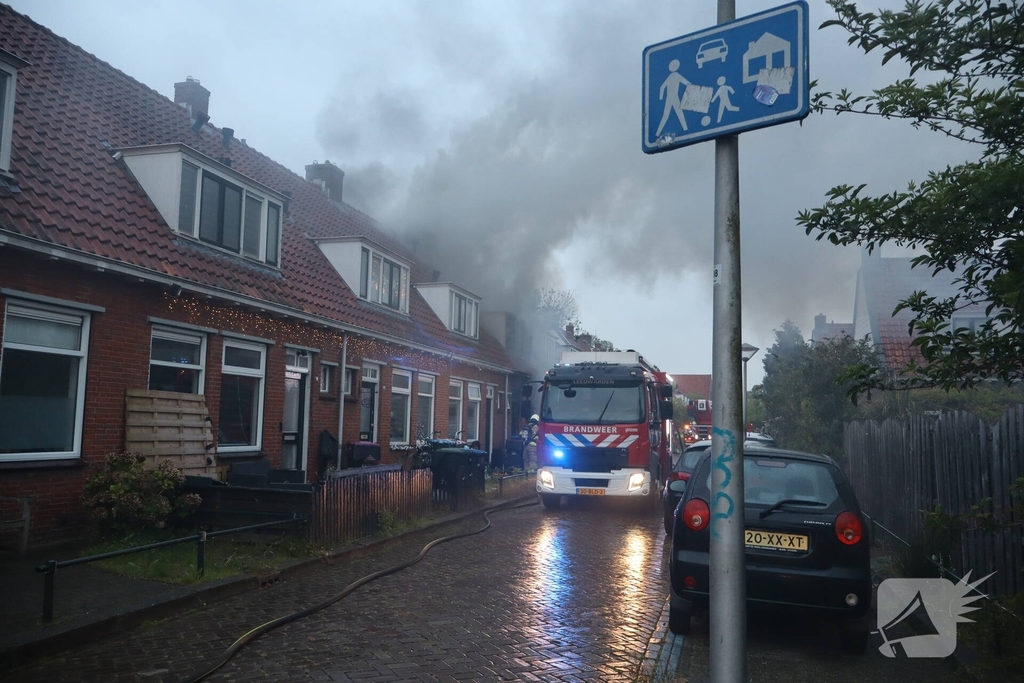 Bewoner ontsnapt via dak aan uitslaande brand