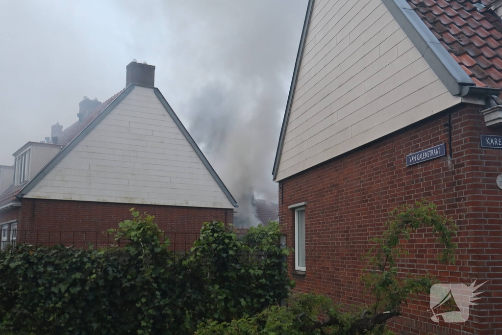 Bewoner ontsnapt via dak aan uitslaande brand