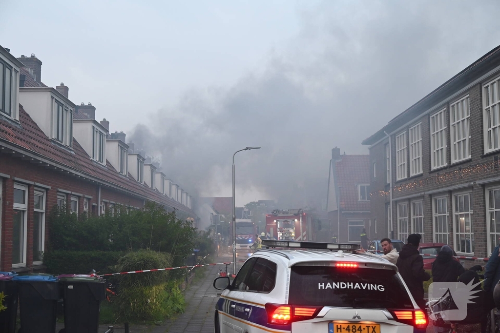 Bewoner ontsnapt via dak aan uitslaande brand