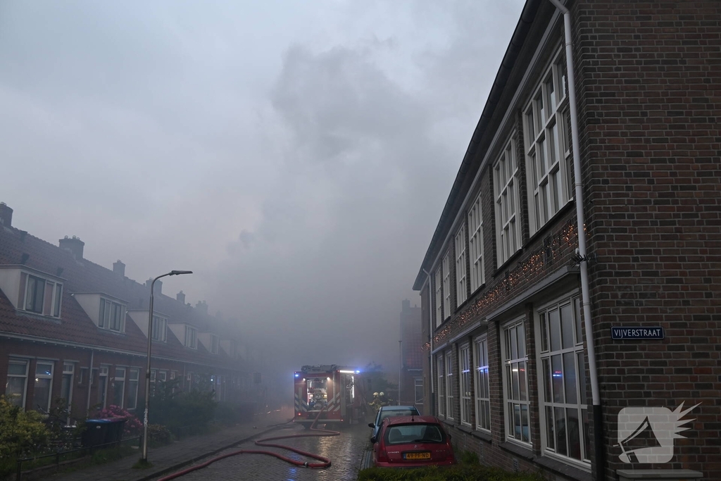 Bewoner ontsnapt via dak aan uitslaande brand