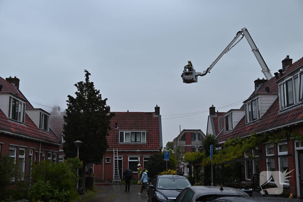 Bewoner ontsnapt via dak aan uitslaande brand