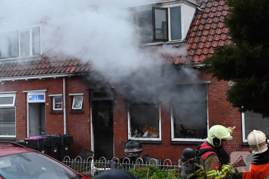 Bewoner ontsnapt via dak aan uitslaande brand