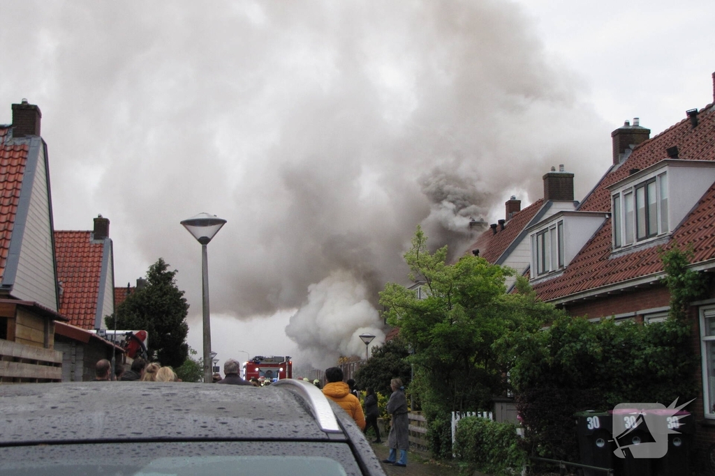 Bewoner ontsnapt via dak aan uitslaande brand
