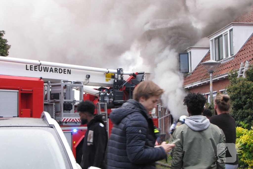 Bewoner ontsnapt via dak aan uitslaande brand