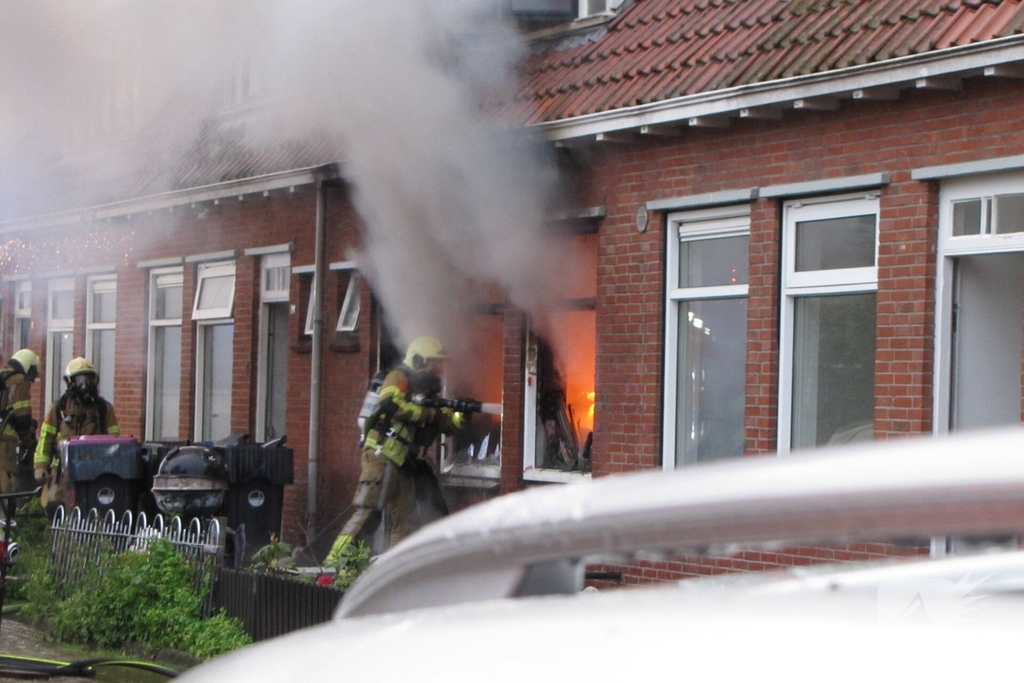 Bewoner ontsnapt via dak aan uitslaande brand